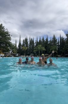 Clase de natación para adultos que nunca aprendieron a nadar.