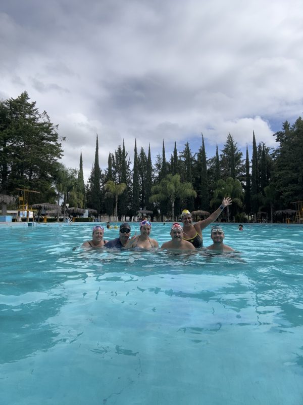Clase de natación para adultos que nunca aprendieron a nadar.