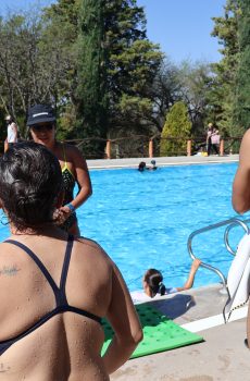 Clase de natación para adultos que nunca aprendieron a nadar.