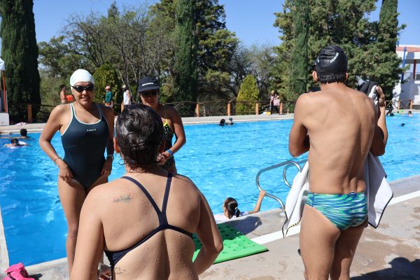 Clase de natación para adultos que nunca aprendieron a nadar.